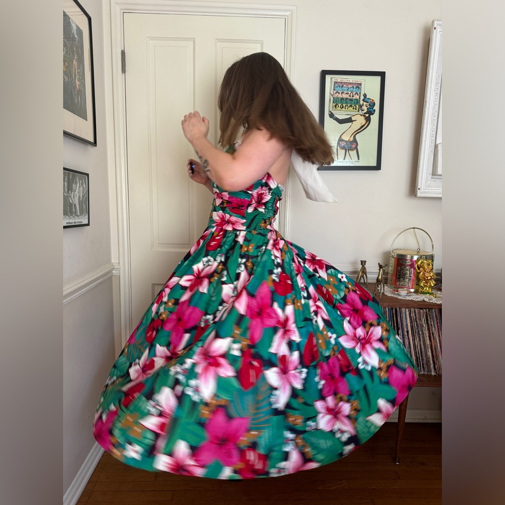 80s does 50s Cotton Fit and Flare Hibiscus Print Sundress - Picture 4 of 9